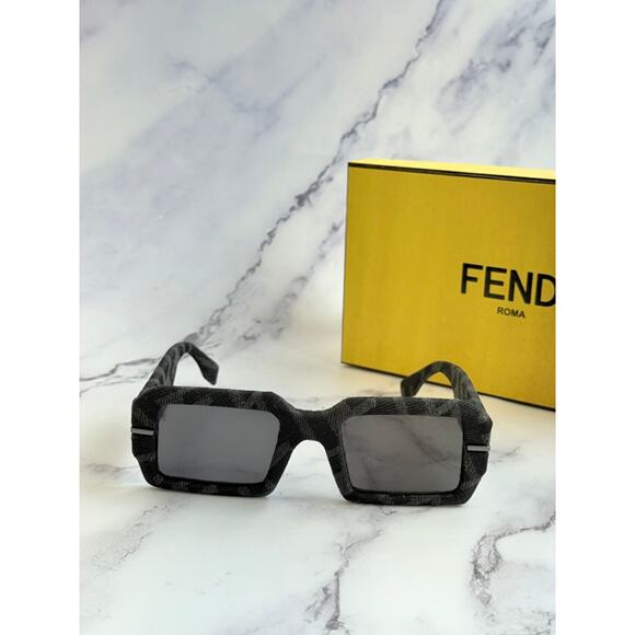 NEW Fendi FE40074U Limited Edition Sunglasses $1050 - Picture 5 of 9